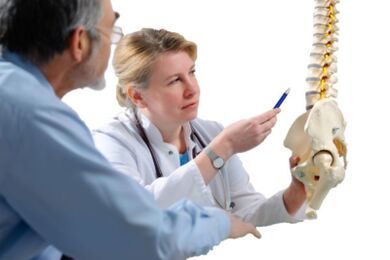 Ang doktor ay kumunsulta sa pasyente sa mga palatandaan ng osteochondrosis ng thoracic spine