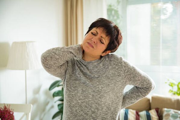 Ang isang babae ay may osteochondrosis ng cervical spine