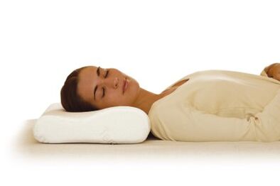 Ito ay kapaki-pakinabang para sa mga pasyente na may cervical osteochondrosis na matulog sa isang orthopedic pillow
